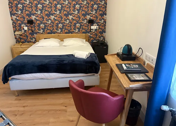 Logis & Le Florence 2*